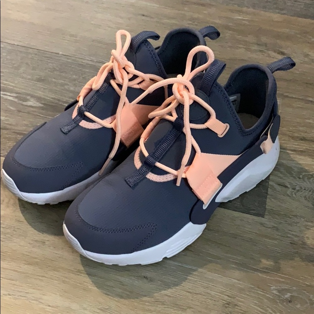 NIKE HUARACHES